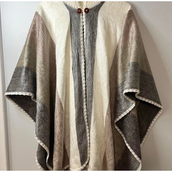Ecuadorian Soft Neutral Color Fur Poncho One Size Brown Grey Cream NWOT - Picture 1 of 4